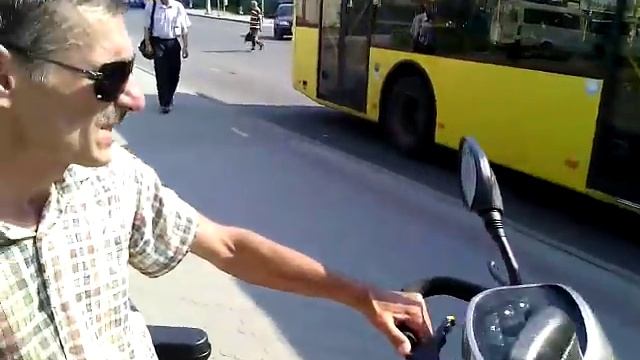 Как инвалид на коляске в троллейбус забирался г. Сумы
