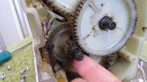 ремонт мясорубки, болтается пластмассовая шестерня, что делать?