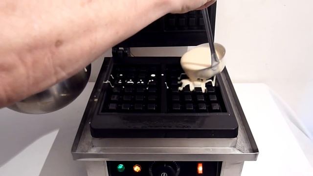 Вафельница бельгийская GoodFood WB-1S (квадратная) в действии