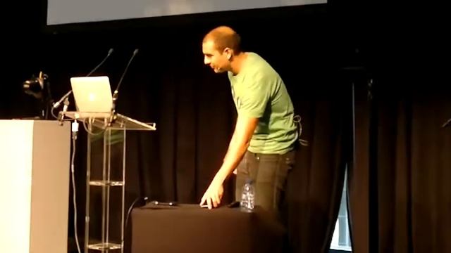 Nick Butcher demos NFC, gets cheers at Droidcon NL смотреть онлайн