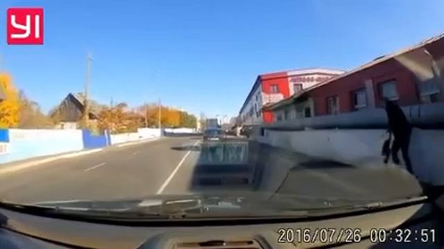 Вот так страдают водители, от необдуманных поступков самокатчиков смотреть онлайн