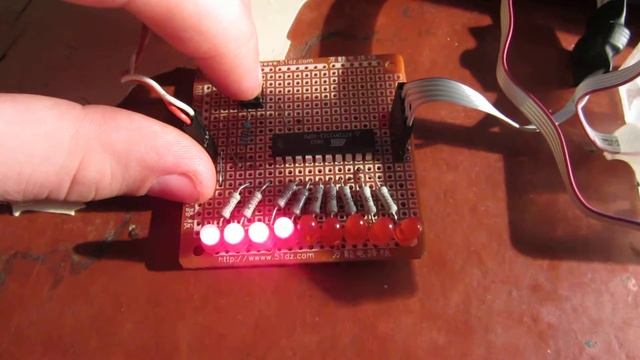 мигающие светодиоды на микрокантролере с кнопкой