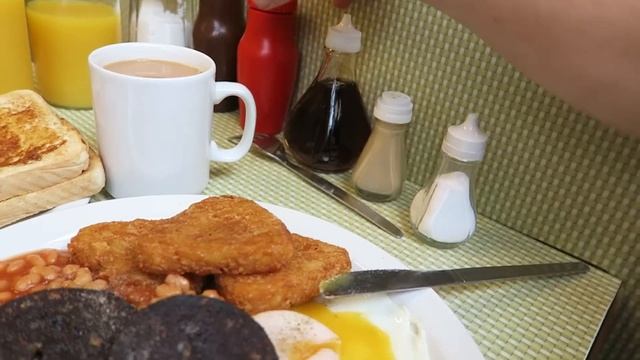 Regency Cafe Full English Breakfast at London's Best Greasy Spoon смотреть онлайн