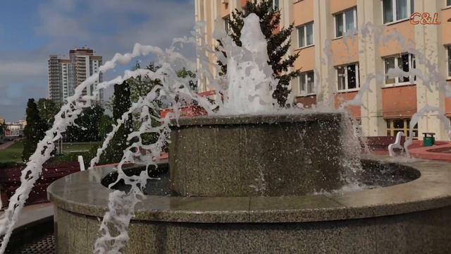 Фонтан на оживленной городской улице смотреть онлайн