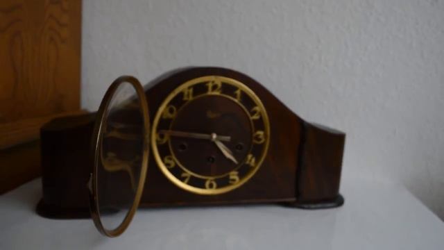 Настольные часы с четвертным боем. "Urgos" смотреть онлайн