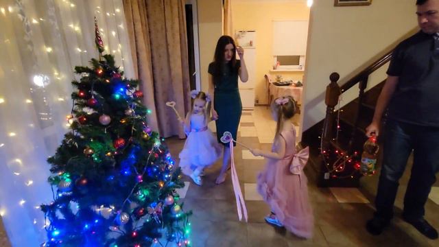 Леночка и дочки :) 31 декабря 2022 г.(2) смотреть онлайн