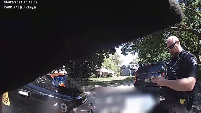 Man Steals Police Badge, Approaches Teen Saying He’s Working Undercover смотреть онлайн