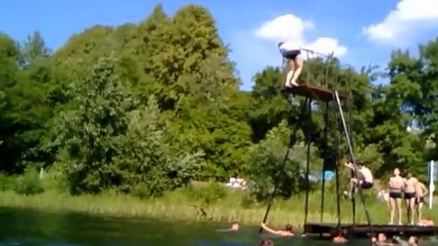 Прыжок с переподвыподвертом в воду...