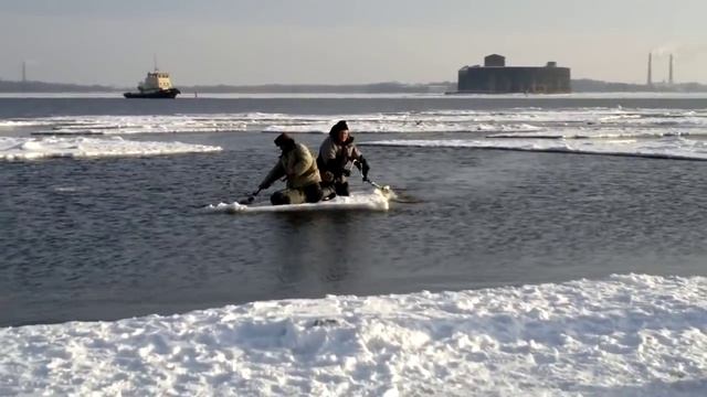 Рыбаки на льдине! Жесть! Рыбалка весной Опасная рыбалка! Winter fishing, exstreme fishing, look, wo смотреть онлайн