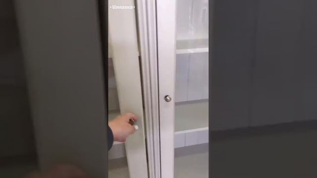 Витрина с тремя стеклянными дверцами смотреть онлайн