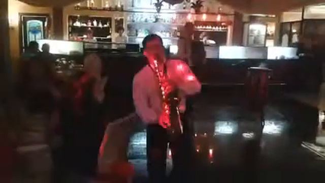 Эстрадный дуэт: саксофон и аккордеон. Кафе "Венеция", г. Северск 27.09.2013 г. смотреть онлайн