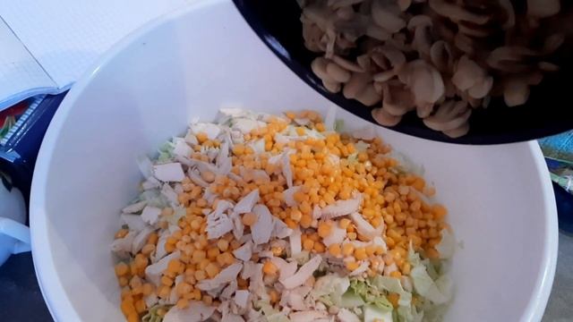 САЛАТ С ПЕКИНСКОЙ КАПУСТОЙ И ВИНОГРАДОМ смотреть онлайн