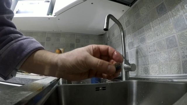 Как выкрутить аэратор (сеточку) из смесителя! смотреть онлайн