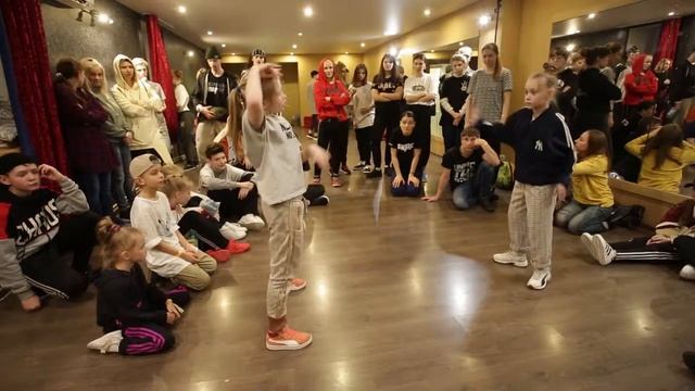 NEW RULES BATTLE | ИСКРА | Hip-Hop Beginners | 1/4 Final Samba vs Варюха смотреть онлайн