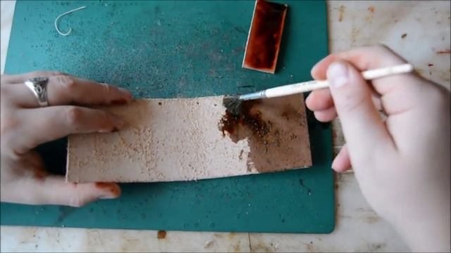 Уроки работы с кожей. Делаем практичную ключницу. Патина морилкой. Советы от www.muzylevstyle.ru смотреть онлайн