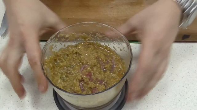 Нежная свинина по-тайски, маринованная в перце чили, чесноке, имбире и луке с гарниром из риса смотреть онлайн