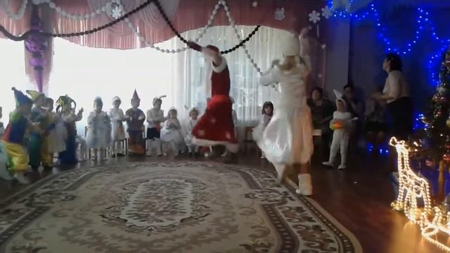 Дед мороз отжигает на Новый год (gangnam style) Детский канал смотреть онлайн