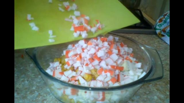 Салат с крабовыми палочками, рисом и кукурузой. смотреть онлайн