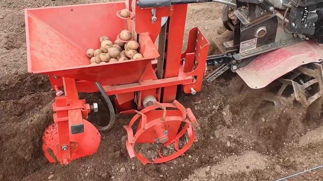 ? Посадка картофеля мотоблоком 2020. Простая Картофелесажалка для мотоблока. Картофелесажалка. смотреть онлайн