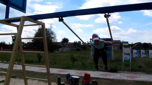 100% Удовольствия! Самое популярное детское развлечение - качели)). Катаемся на качели. смотреть онлайн