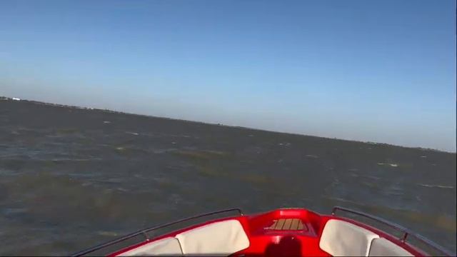 Касатка-700 спорт, красная по воде с мотором. смотреть онлайн