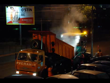 Сюжет из фоток. У меня под окном ремонт дороги НОЧЬЮ! смотреть онлайн