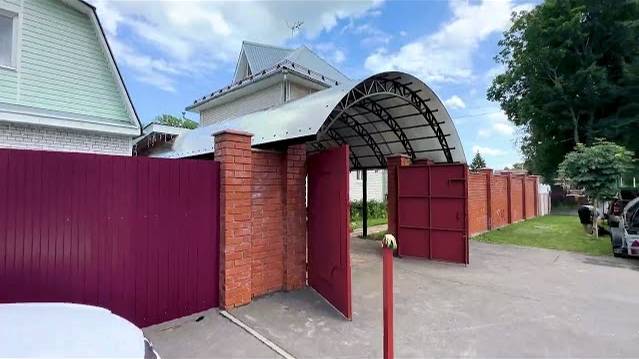 Навес для машины с кровлей из поликарбоната арочного типа 5,7х 7,5 от мастерской Спецкаркас