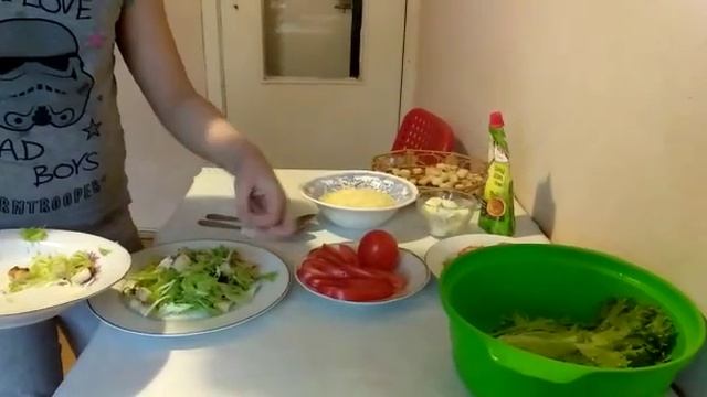 Салат цезарь с креветками смотреть онлайн