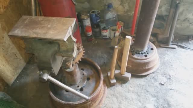 Наковальня из металлолома и стойка под горн. смотреть онлайн