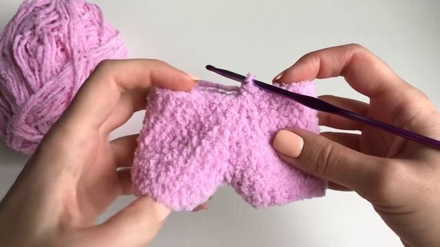 Комбинезон для игрушки крючком. Подробный МК смотреть онлайн