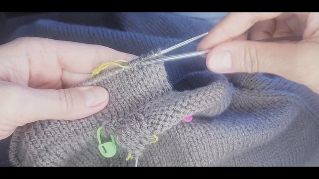 МК Часть 4 Вяжем капюшон и ложную кеттлевку. Мужской худи с капюшоном и карманом кенгуру. смотреть онлайн