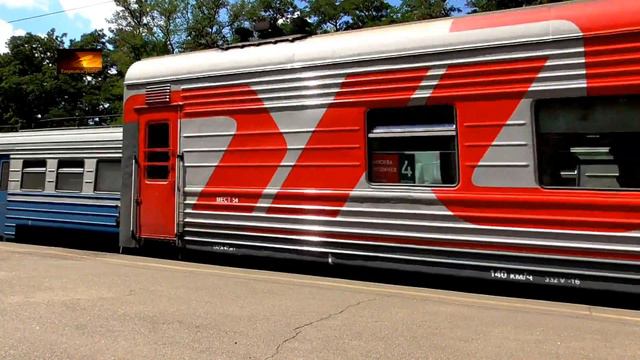 Модернизированная ЭР9М-392 встречается с ЧС4-026 с пассажирским поездом смотреть онлайн