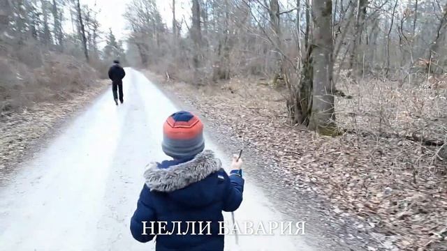 Прогулка с внуком.Внук читает стих на русском языке. Пчёлы,Винни Пух. смотреть онлайн