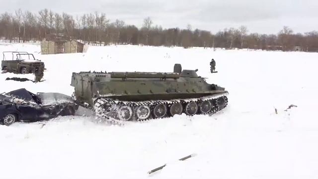 МТЛБ против ВАЗ-2107 смотреть онлайн