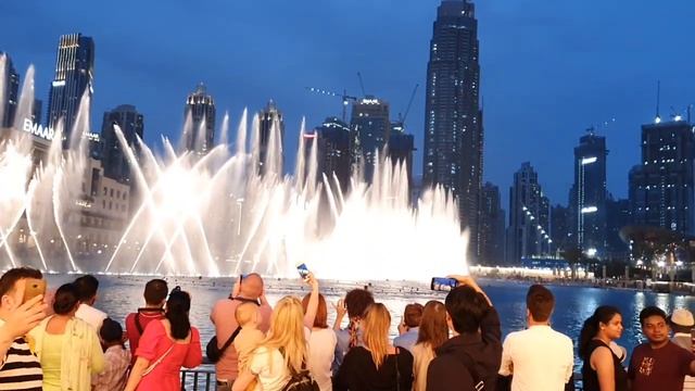1. The Dubai Fountain. 2. Burj Khalifa — сверхвысотный небоскрёб высотой 828 м смотреть онлайн