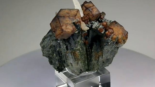 #18110 - GARNET var. ANDRADITE, HEDENBERGITE, QUARTZ, Serifos Island, Greece смотреть онлайн