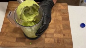 Соус из авокадо нежнейший . К любому блюду . Очень быстро и легко приготовить