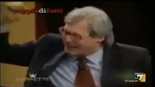 Vittorio Sgarbi vs Cecchi Paone story: il celebre scontro a "Markette" смотреть онлайн