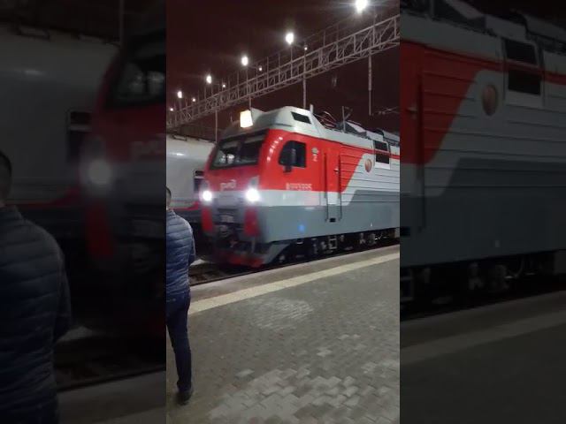 Первый пассажирский поезд в Крым прибывает в Ростов-на-Дону.Поезд 007 "ТАВРИЯ".ЭП1М-777 смотреть онлайн