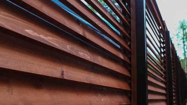 Забор деревянный Жалюзи пропускающий солнечные лучи. смотреть онлайн