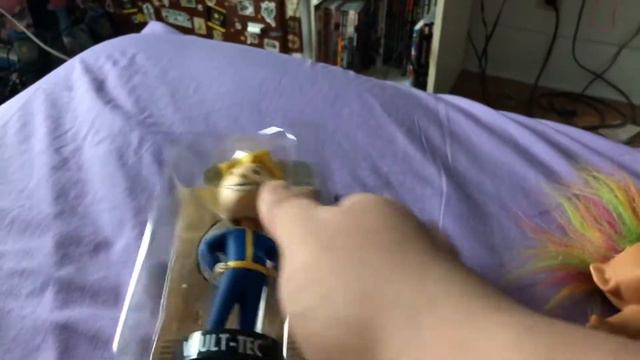#34 Naked Treasure Troll & Loot Crate exclusive Vault Boy bobble head смотреть онлайн