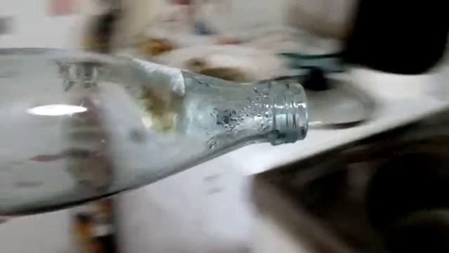Эксперимент с водой.Вода втягивается в бутылку. смотреть онлайн