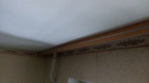 Как повесить карниз без сверления стены