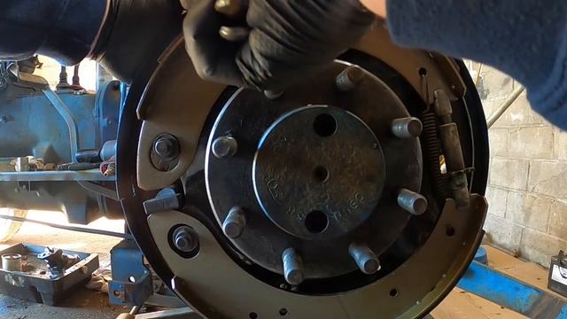 I can't believe how bad this was....Ford 3000 tractor rear brake shoe replacement смотреть онлайн