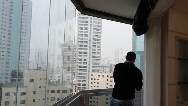 Раздвижное безрамное остекление.