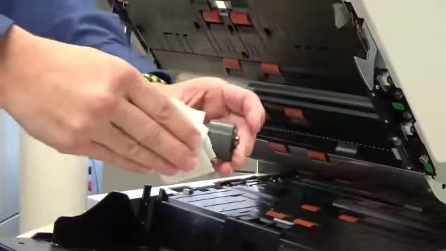 Kodak i4000 Scanner - How to clean the tires and rollers смотреть онлайн