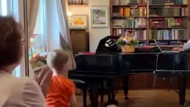 Дети музыкально поздравили маму в её День Рождения! смотреть онлайн