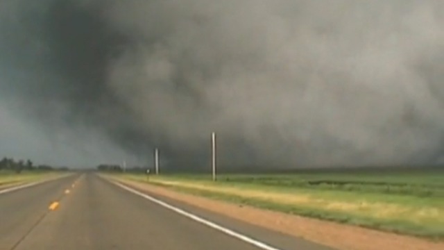 Слишком близко к торнадо смотреть онлайн