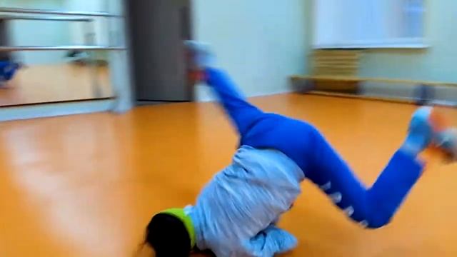 B-Girl Fire. 12 лет. (Лицей №161). Студия брейк-данса Sense of life смотреть онлайн