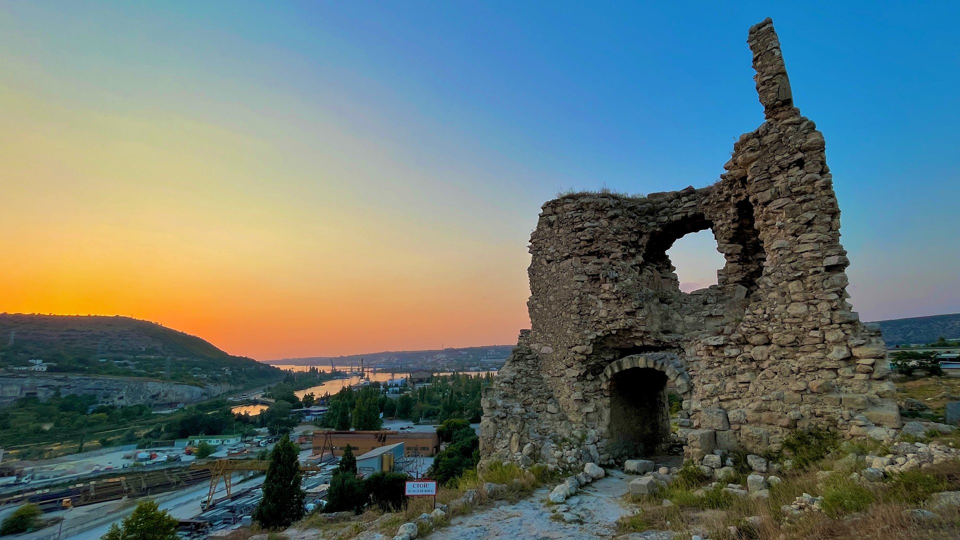 ИНКЕРМАН-Здесь есть ПЛЯЖ и НАБЕРЕЖНАЯ!Новый сквер,Озеро,Монастырь,Башни Каламита!Севастополь 2022 смотреть онлайн